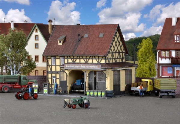 Vollmer 43682 - H0 - Landmaschinen-Reparaturwerkstatt mit LED-Beleuchtung, Funktionsbausatz