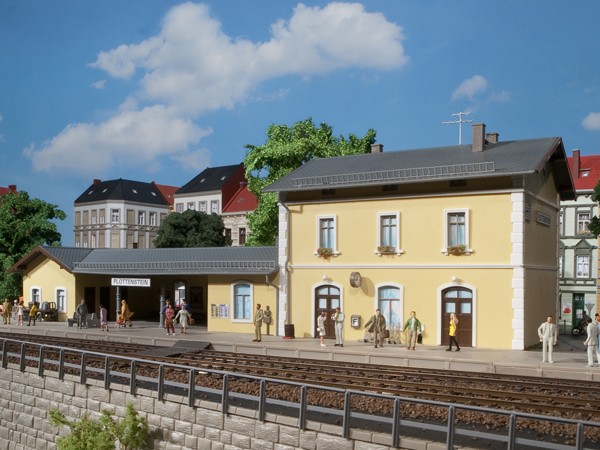 Auhagen 11369 - H0 - Bahnhof Plottenstein, 420 x 180 x 130 mm