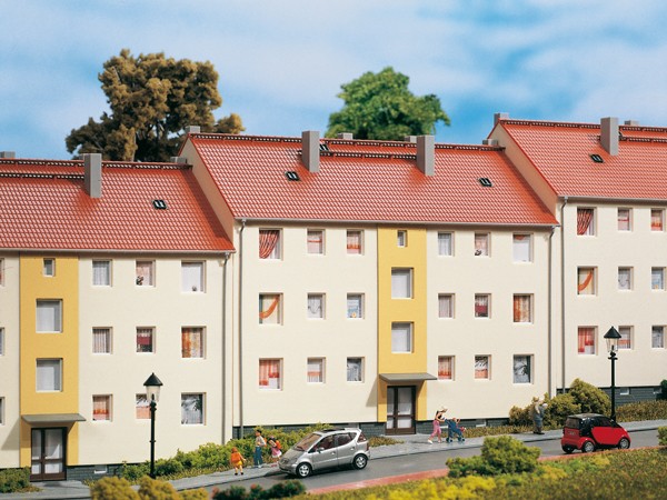 Auhagen 11402 - H0 - Mehrfamilienhaus, 182 x 138 x 172 mm