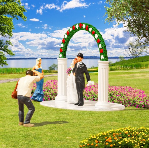 Vollmer 42365 - H0 - Figuren-Set Brautpaar mit Traubogen