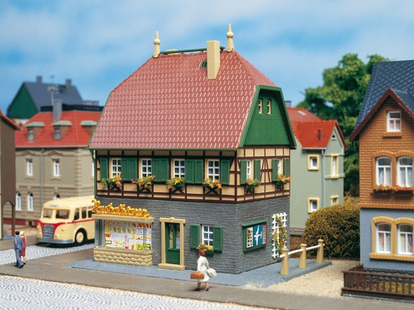 Auhagen 12347 - H0/TT - Wohnhaus mit Laden, 125 x 80 x 140 mm