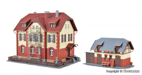 Kibri 39315 - H0 - Eisenbahner-Wohnhaus mit Baugerüst und Nebengebäude
