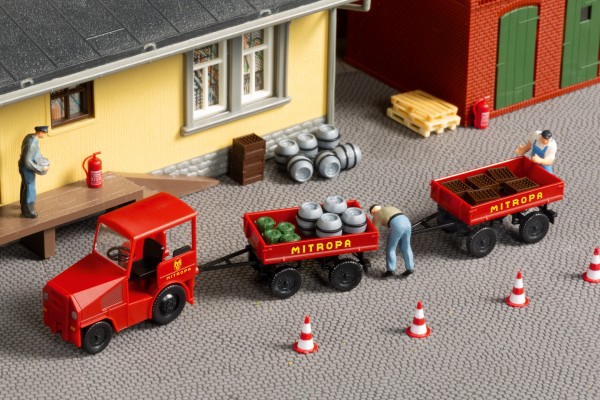 Auhagen 40511 - H0 - Pomßenschlepper mit Anhänger "Mitropa"