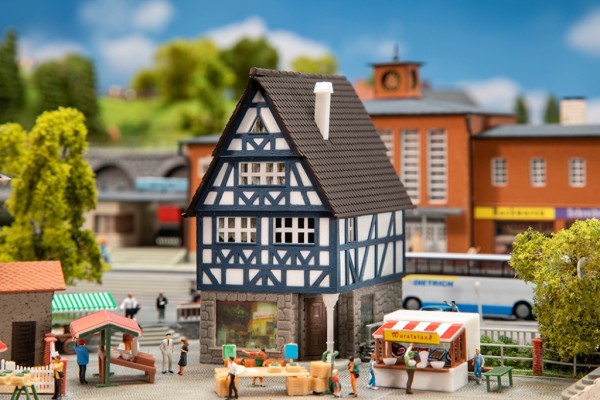 Faller 232157 - N - Fachwerkhaus mit Apotheke