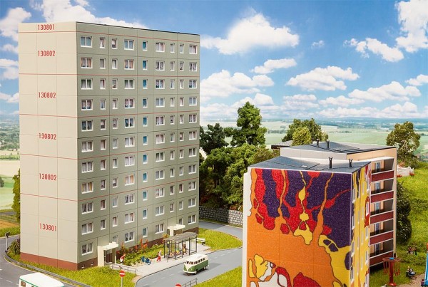 Faller 130802 - H0 - Plattenbau P2 Ergänzung, Ep. III, 305 x 137 x 60 mm