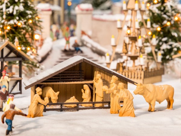 Noch 14394 - H0 - Weihnachtsmarkt-Krippe mit Figuren in Holzoptik