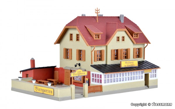 Kibri 37114 - N - Gasthaus zur Eisenbahn mit Biergarten, L 13,3 x B 9,5 x H 7,5 cm