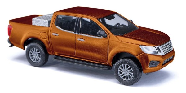 Busch 53720 - H0 - Nissan Navara mit Alukiste, Gold