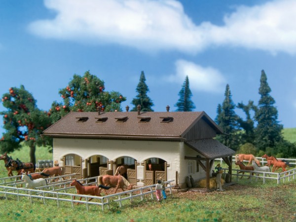 Vollmer 47719 - N - Pferdestall mit 3x Pferden, L 14,5 x B 21 x H 5 cm