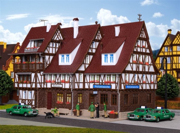 Vollmer 43693 - H0 - Rathaus, Polizeiwache und Gefängnis mit Innen- einrichtung und LED-Beleuchtung
